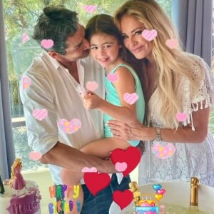 Adriana Karembeu a publié une photo pleine d'amour sur Instagram
Adriana Karembeu avec Aram Ohanian et leur fills Nina pour ses 5 ans. Photo publiée dans la story d'Adriana Karembeu.