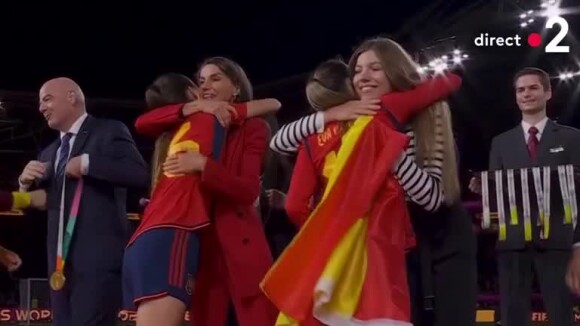 Letizia et Sofia d'Espagne ont remis la coupe du monde aux Espagnoles.