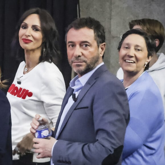 Danielle Moreau promet alors d'apparaître transformée à la rentrée dans Touche pas à mon poste, après avoir longtemps lutté contre son surpoids.
Exclusif - Valérie Benaim, Géraldine Maillet, Bernard Montiel, Danielle Moreau - Backstage - Enregistrement de l'émission "TPMP (Touche Pas à Mon Poste)", présentée par C.Hanouna et diffusée en direct sur C8 le 8 février 2023 © Jack Tribeca / Bestimage