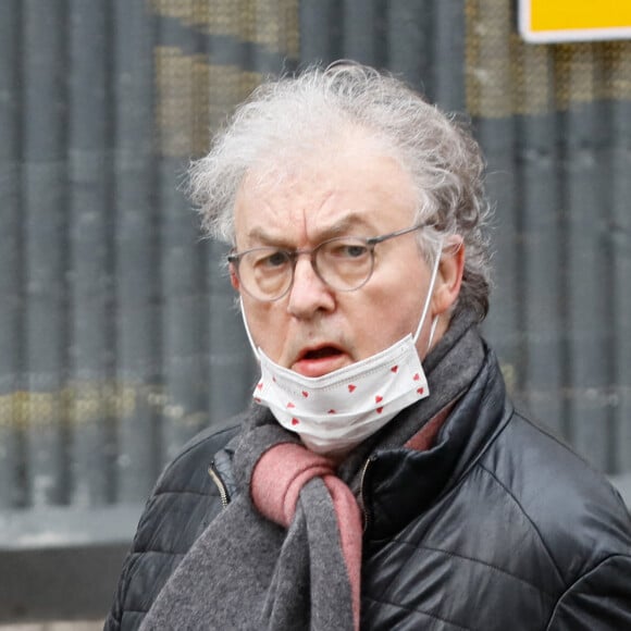 Exclusif - Dominique Besnehard - Arrivées aux obsèques de Jacques Collard en l'église Saint Roch à Paris le 6 avril 2023. Jacques Collard est un restaurateur, acteur et dramaturge belge. Il est l'auteur - seul ou en collaboration - d'une vingtaine d'adaptations théâtrales dont Les Enfants du silence (1993) et Ladies' Night (2001), couronnées respectivement du Molière de l'adaptateur et du Molière du meilleur spectacle comique. Ami des stars3 et proche notamment de Thierry Le Luron et de Jean Marais, Jacques Collard a géré plusieurs de leurs restaurants4 : La Goulue (1969), L'Orangerie avec Jean-Claude Brialy, Le Chamarret (1972)5, Le Wall Street (1980), L'Orée du bois2,6, etc. Il a également dirigé l'Espace Cardin de 1984 à 1992. © Christophe Clovis / Bestimage