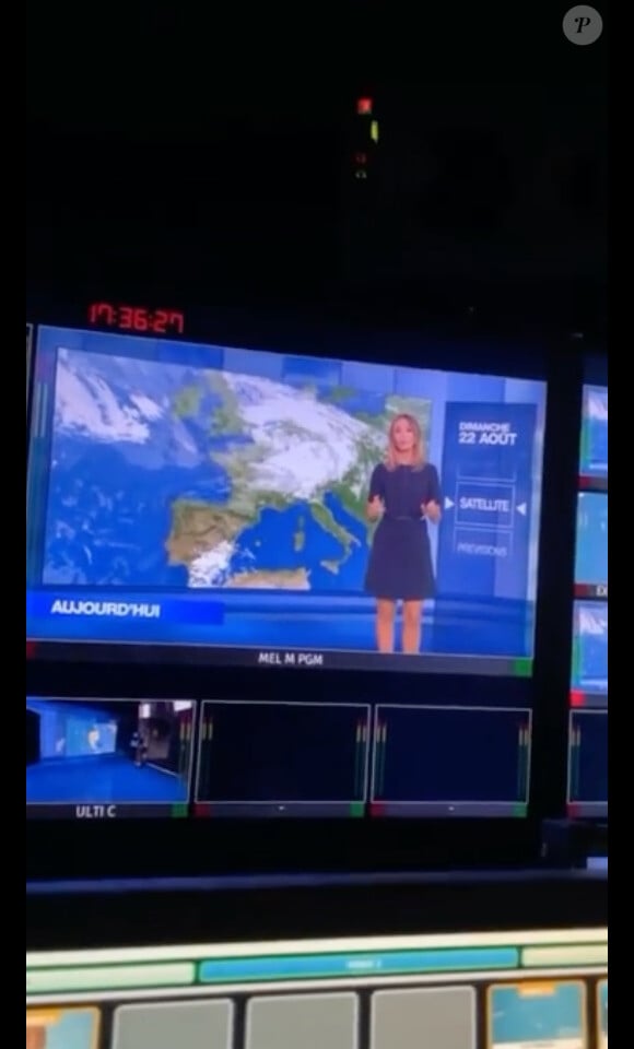 Stéphanie Duval en pleine présentation météo et immortalisée sur Instagram.