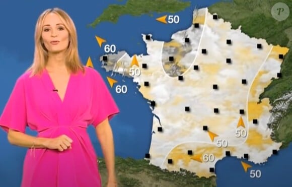 Stéphanie Duval en pleine présentation du bulletin météo sur la six.