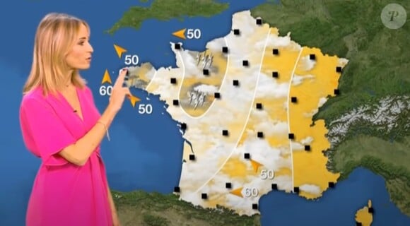 Stéphanie Duval en pleine présentation du bulletin météo sur la six.