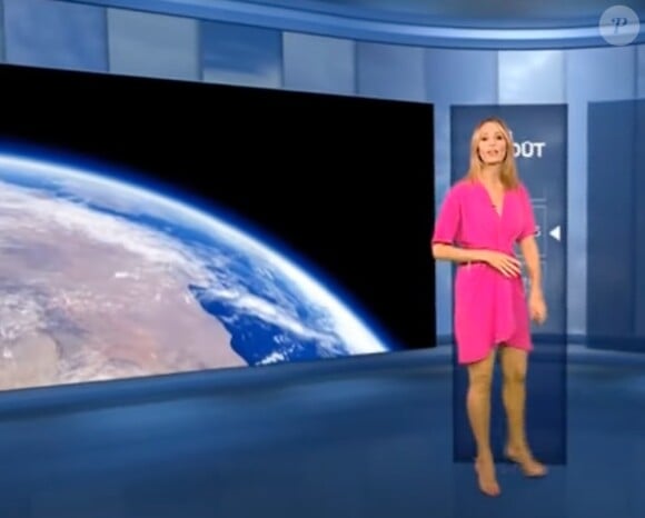 Stéphanie Duval en pleine présentation du bulletin météo sur la six.