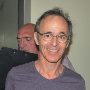 Et le chanteur n'est pas content ! 
Exclusif - Jean-Jacques Goldman - Vente aux enchères à l'occasion du 20ème anniversaire du spectacle "Les Vendanges du Coeur" à Ouveillan, près de Narbonne (Aude) au profit des "Restos du Coeur" le 20 juillet 2014.