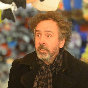 Tim Burton a officialisé sa relation avec l'actrice en février 2023
Tim Burton et Helena Bonham Carter emmenent leurs enfants Billy Raymond et Nell dans la fete foraine "Hyde Park Winter Wonderland" a Londres le 21 novembre 2013. Le couple semble heureux, malgre les rumeurs d'infidélite de Tim Burton rapidement dementies. 