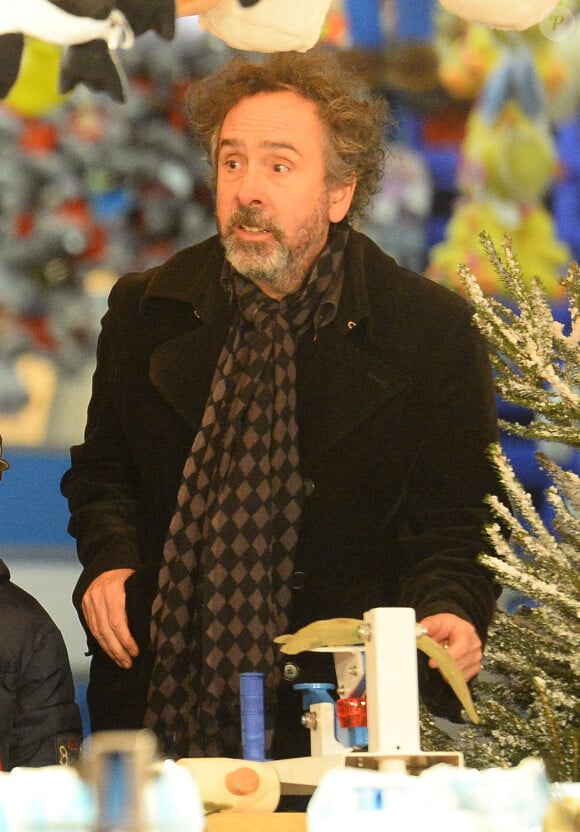 Tim Burton a officialisé sa relation avec l'actrice en février 2023
Tim Burton et Helena Bonham Carter emmenent leurs enfants Billy Raymond et Nell dans la fete foraine "Hyde Park Winter Wonderland" a Londres le 21 novembre 2013. Le couple semble heureux, malgre les rumeurs d'infidélite de Tim Burton rapidement dementies. 