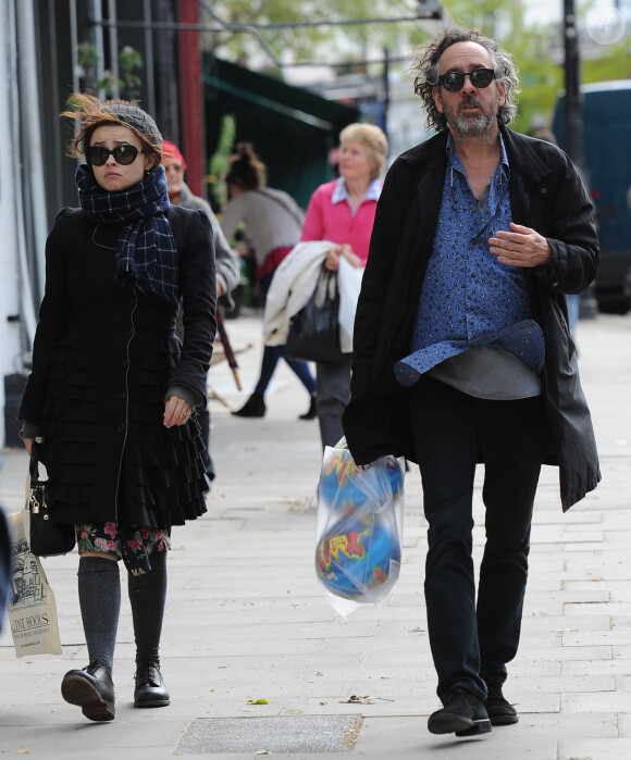 Exclusif - Helena Bonham Carter, Tim Burton et leur fils se promènent dans les rues de Londres le 26 avril 2014. merci de flouter le visage de l'enfant avant toute publication. 
