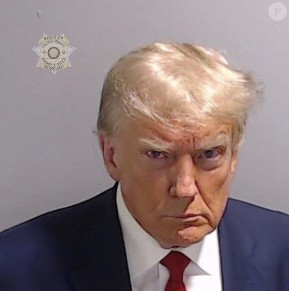 En tout cas il semble très énevé sur son mugshot.
Mugshot de Donald Trump incarcéré une vingtaine de minutes dans la prison du comté de Fulton à Atlanta, avant d'être libéré sous caution pour un montant de 200.000 dollars.
