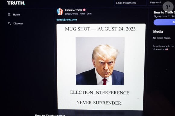 Donald Trump poste lui-même son mugshot sur le réseau X avec la légende "Ne vous rendez jamais", le 24 août 2023.