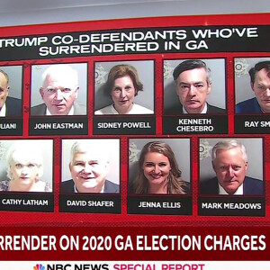 Donald Trump arrive à la prison du comté de Fulton (Géorgie), le 24 août 2023. Il a été incarcéré une vingtaine de minutes dans la prison du comté de Fulton à Atlanta, avant d'être libéré sous caution pour un montant de 200.000 dollars. Fiché sous le matricule, P01135809, comme n'importe quel délinquant, l'ancien président des Etats-Unis est inculpé d'avoir tenté d'obtenir l'inversion du résultat de l'élection de 2020 en Géorgie. 