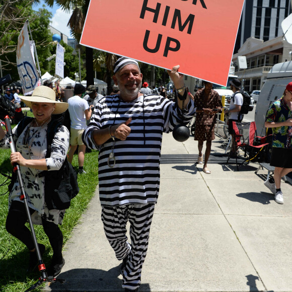 Les pro et anti Trump manifestent à Miami suite à l'inculpation de D. Trump pour espionnage et entrave à la justice. Miami, le 13 juin 2023. 