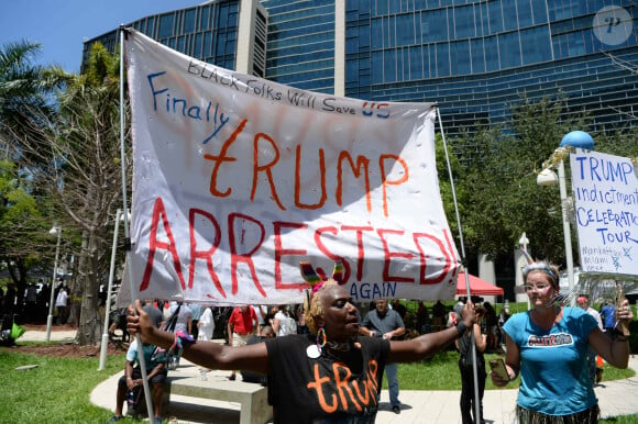 Les pro et anti Trump manifestent à Miami suite à l'inculpation de D. Trump pour espionnage et entrave à la justice. Miami, le 13 juin 2023. 