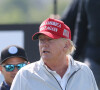 Tout en dénonçant un simulacre de justice.
Donald J. Trump et son fils Eric jouent sur le parcours du Trump National Golf Club à Sterling, le 24 mai 2023. 
