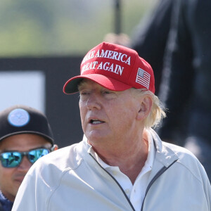 Tout en dénonçant un simulacre de justice.
Donald J. Trump et son fils Eric jouent sur le parcours du Trump National Golf Club à Sterling, le 24 mai 2023. 