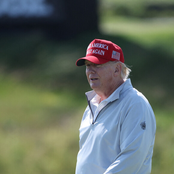Donald J. Trump et son fils Eric jouent sur le parcours du Trump National Golf Club à Sterling, le 24 mai 2023. 