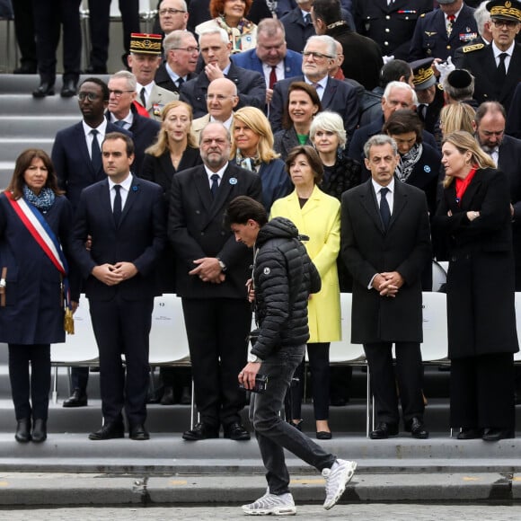 Anne Hidalgo, Nicolas Sarkozy, Catherine Colonna, la présidente de l'Assemblée nationale, Yaël Braun-Pivet et Gérard Larcher, président du Sénat lors de l'hommage sur la tombe du Soldat inconnu sous l'Arc de Triomphe sur la Place de l'Etoile dans le cadre du 78ème anniversaire de la cérémonie de commémoration du 8 mai 1945 à Paris, France, le 8 mai 2023. © Stéphane Lemouton/Bestimage