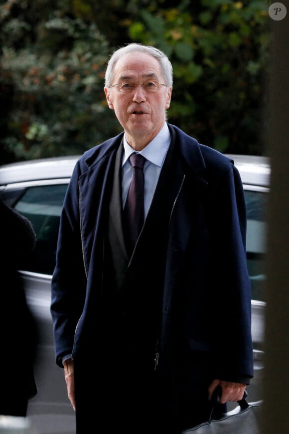 Semi Exclusif - Claude Guéant arrive au tribunal de Nanterre pour son affaire d’escroquerie de frais de campagne le 11 octobre 2022. L’ex-ministre de l’Intérieur Claude Guéant est jugé à Nanterre pour escroquerie des frais de sa campagne législative de 2012, après la diffusion d’un tract en sa faveur par le maire de Boulogne-Billancourt (Hauts-de-Seine). L’homme incontournable de la présidence Sarkozy, âgé de 77 ans, encourt ainsi jusqu’à cinq ans d’emprisonnement et 375 000 euros d’amende. Celui qui fut aussi préfet et directeur général de la police nationale doit également comparaître devant le tribunal correctionnel pour financement illicite de campagne. © Christophe Clovis / Bestimage  Semi Exclusive - No web en Suisse / Belgique Claude Guéant arrives at the court in Nanterre for his campaign expenses fraud case on 11 October 2022. Former Interior Minister Claude Guéant is on trial in Nanterre for defrauding his 2012 legislative campaign after the mayor of Boulogne-Billancourt (Hauts-de-Seine) distributed a leaflet in his favour. The 77-year-old man who was a key figure in the Sarkozy presidency faces up to five years in prison and a 375,000 euro fine. The man who was also a prefect and director general of the national police force must also appear before the criminal court for illegal campaign financing. 