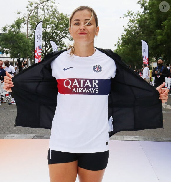 Un ballon ou des raquettes à la main, Laure Boulleau a toujours le sport en tête, même en vacances.
Le départ des 10 km du PSG au Parc des Princes en présence de Laure Boulleau qui présente le nouveau maillot extérieur du PSG pour la saison 2023-2024 - Première édition des "10 km du Paris Saint-Germain" au Parc des Princes à Paris le 2 juillet 2023. ©Jonathan Rebboah / Panoramic / Bestimage