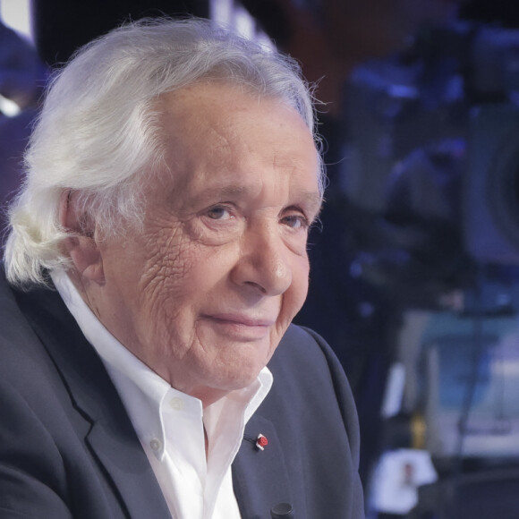 Mireille Darc et Alain Delon sont respectivement la marraine et le parrain de Romain Sardon, l'un des fils de Michel Sardou.
Info - Michel Sardou va reprendre les concerts en 2023 - Exclusif - Michel Sardou sur le plateau de l'émission Touche pas à mon poste (TPMP) présentée en direct par C.Hanouna et diffusée sur C8 le 29 août 2022. © Jack Tribeca / Bestimage