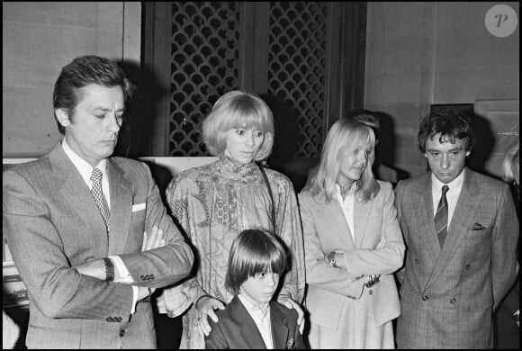 Archives - Romain Sardou lors de son baptême en présence de ses parents Babette et Michel Sardou, de son parrain Alain Delon et de Mireille Darc en 1982. ©Bestimage