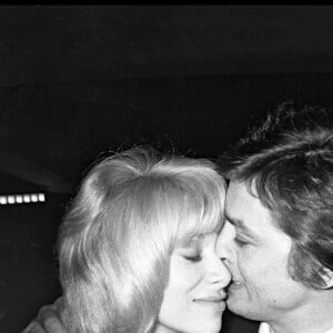 Mireille Darc et Alain Delon ont vécu une relation de près de 15 ans.
Archives - Alain Delon et Mireille Darc lors de la première du film "Doucement les basses" en 1971. ©Bestimage