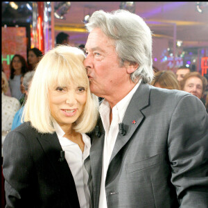 Archives - Alain Delon et Mireille Darc sur le plateau de l'Èmission 'Vivement Dimanche'.  © Guillaume Gaffiot / Bestimage