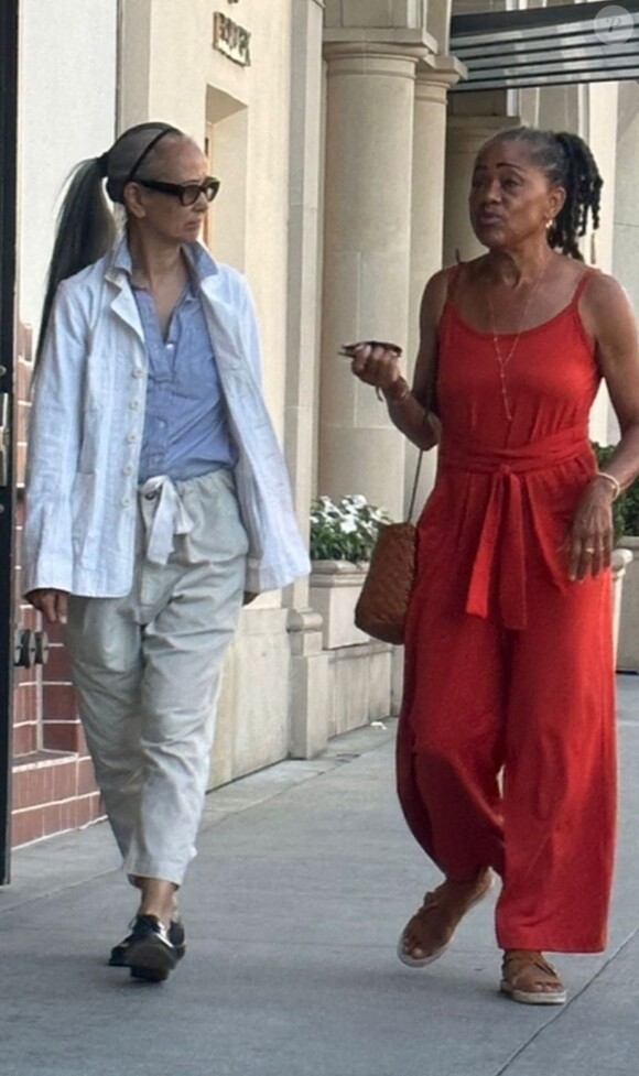 Doria Ragland, la mère de Meghan Markle, fait du shopping à Los Angeles. 20 juillet 2023.