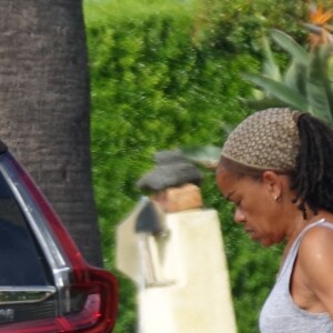 Exclusif - Doria Ragland, la mère de Meghan Markle, à la sortie de son domicile à Los Angeles, le 16 septembre 2022. C'est la première fois qu'elle est aperçue depuis la mort de la reine d'Angleterre, le 8 septembre 2022. Elle porte un tatouage sur le bras droit avec la mention "Flower", surnom qu'elle donnait à sa fille étant enfant. 