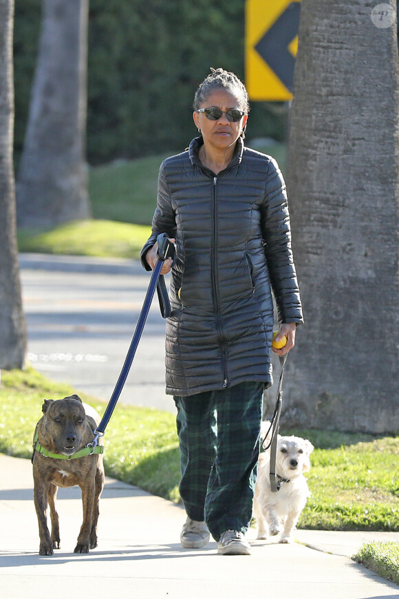 Doria Ragland, la mère de Meghan Markle, promène ses chiens sans protection pendant le confinement (stay-at-home) de l'épidémie de Coronavirus (COVID-19) à Los Angeles le 27 mars 2020. 