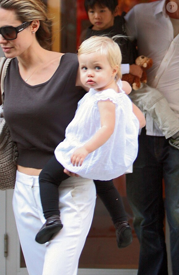 Shiloh Nouvelle encore sage et dans les bras de sa maman Angelina Jolie