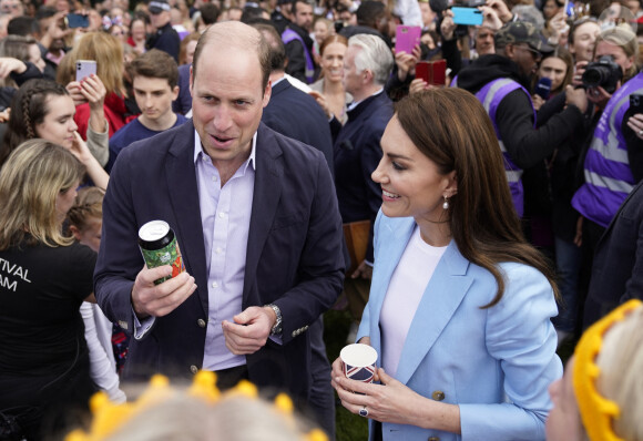 Le prince William, prince de Galles, et Catherine (Kate) Middleton, princesse de Galles - Le prince de Galles, et la princesse de Galles, à la rencontre du public du concert du couronnement près du château de Windsor, le 7 mai 2023.