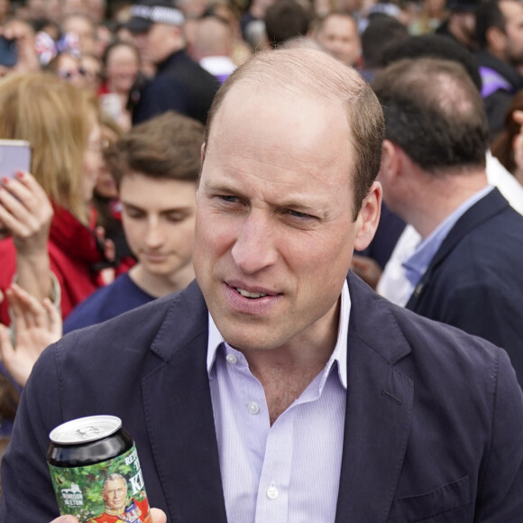 Le prince William, prince de Galles - Le prince de Galles, et la princesse de Galles, à la rencontre du public du concert du couronnement près du château de Windsor, le 7 mai 2023.