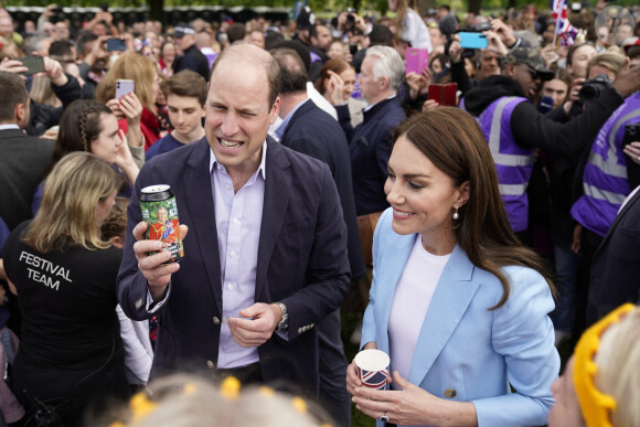 Mais récemment, lors d'une sortie familiale à Balmoral, Andrew a été vu dans leur voiture.
Le prince William, prince de Galles, et Catherine (Kate) Middleton, princesse de Galles - Le prince de Galles, et la princesse de Galles, à la rencontre du public du concert du couronnement près du château de Windsor, le 7 mai 2023.