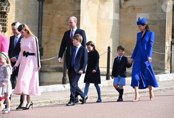 Mais qui n'a pas plu aux fans de la famille royale...
La princesse Beatrice d'York et son mari Edoardo Mapelli Mozzi, Le prince William, prince de Galles, Le prince George de Galles, La princesse Charlotte de Galles, Le prince Louis de Galles, Catherine (Kate) Middleton, princesse de Galles - La famille royale du Royaume Uni arrive à la chapelle Saint George pour la messe de Pâques au château de Windsor le 9 avril 2023. 