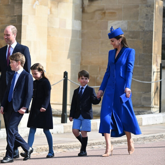 Mais qui n'a pas plu aux fans de la famille royale...
La princesse Beatrice d'York et son mari Edoardo Mapelli Mozzi, Le prince William, prince de Galles, Le prince George de Galles, La princesse Charlotte de Galles, Le prince Louis de Galles, Catherine (Kate) Middleton, princesse de Galles - La famille royale du Royaume Uni arrive à la chapelle Saint George pour la messe de Pâques au château de Windsor le 9 avril 2023. 