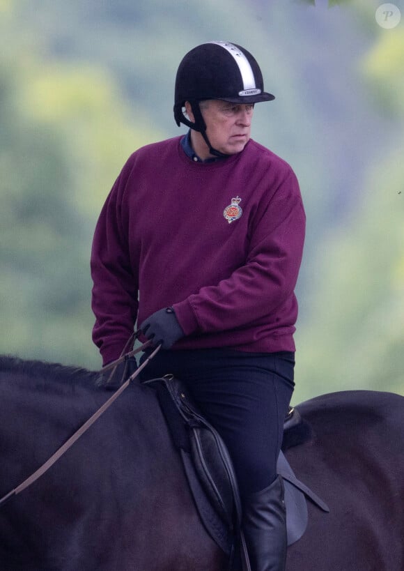 Le prince Andrew, duc d'York, se balade à cheval dans le parc du château de Windsor, le 5 juin 2023. 