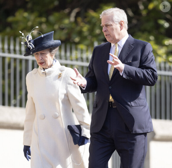 Et le prince Andrew était plutôt esseulé.
La princesse Anne, Le prince Andrew, duc d'York - La famille royale du Royaume Uni va assister à la messe de Pâques à la chapelle Saint Georges au château de Windsor, le 9 avril 2023. 