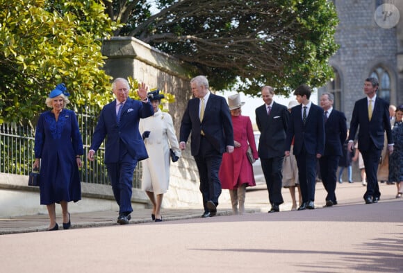 Le roi Charles III d'Angleterre et Camilla Parker Bowles, reine consort d'Angleterre, la princesse Anne, Le prince Andrew, duc d'York, Sophie Rhys-Jones, comtesse de Wessex, Le prince Edward, duc de Wessex - La famille royale du Royaume Uni arrive à la chapelle Saint George pour la messe de Pâques au château de Windsor le 9 avril 2023. 