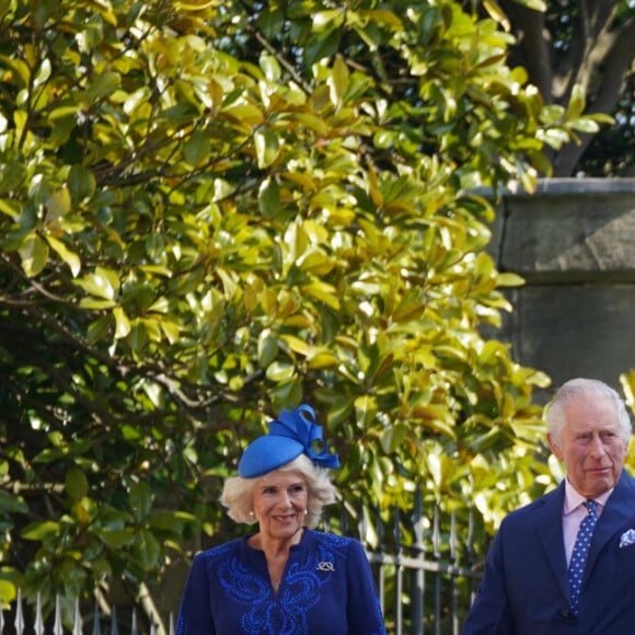 Le roi Charles III d'Angleterre et Camilla Parker Bowles, reine consort d'Angleterre, la princesse Anne, Le prince Andrew, duc d'York, Sophie Rhys-Jones, comtesse de Wessex, Le prince Edward, duc de Wessex - La famille royale du Royaume Uni arrive à la chapelle Saint George pour la messe de Pâques au château de Windsor le 9 avril 2023. 