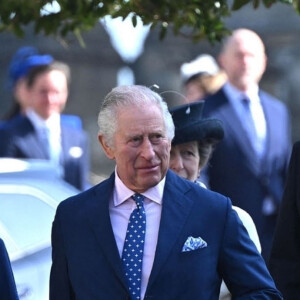 Le roi Charles III d'Angleterre et Camilla Parker Bowles, reine consort d'Angleterre, Le prince Andrew, duc d'York - La famille royale du Royaume Uni arrive à la chapelle Saint George pour la messe de Pâques au château de Windsor le 9 avril 2023. 