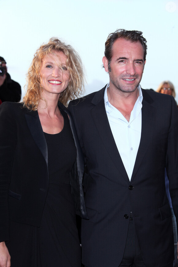 Les deux comédiens ont bien failli ne jamais jouer ensemble dans "Un gars, Une fille"
Alexandra Lamy et Jean Dujardin - Archive - 25ème festival du film de Cabourg le 18 juin 2011.