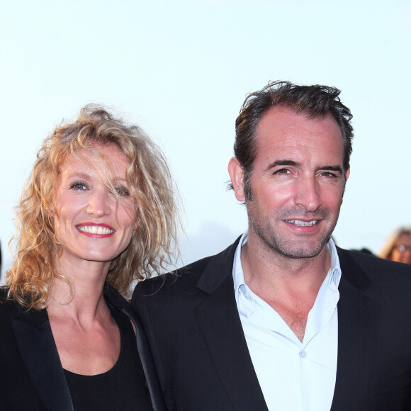 Les deux comédiens ont bien failli ne jamais jouer ensemble dans "Un gars, Une fille"
Alexandra Lamy et Jean Dujardin - Archive - 25ème festival du film de Cabourg le 18 juin 2011.