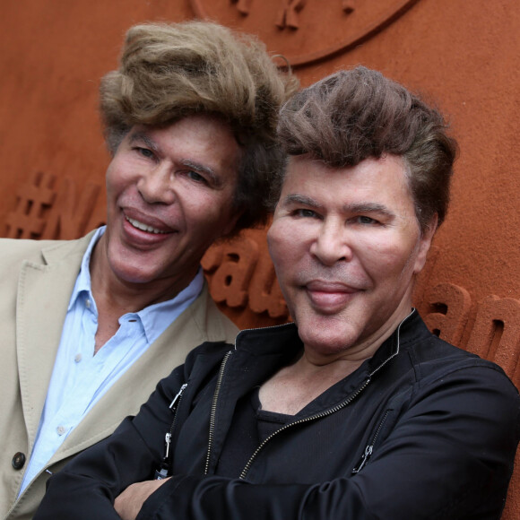 Igor et Grichka Bogdanof sont presque indissociables.
Les frères Igor et Grichka Bogdanoff (Bogdanov) - People au village lors du Tournoi de Roland-Garros (les Internationaux de France de tennis) à Paris, le 28 mai 2016. © Dominique Jacovides/Bestimage 