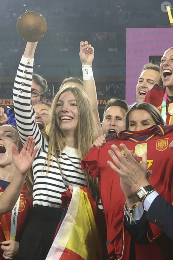 La reine Letizia d'Espagne et sa fille la princesse Sofia assistent à la finale de la Coupe du monde féminine de la FIFA au Stadium Australia à Sydney, Australie, le 20 août 2023. 