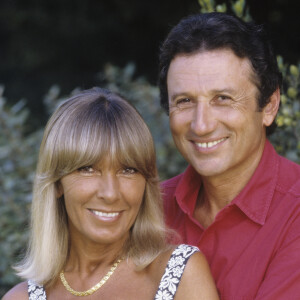 En France, dans les Alpilles, chez lui, Michel Drucker et son épouse, Dany Saval, posant ensemble © Michel Marizy via Bestimage