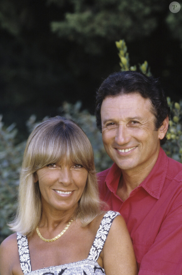En France, dans les Alpilles, chez lui, Michel Drucker et son épouse, Dany Saval, posant ensemble © Michel Marizy via Bestimage