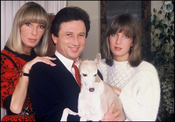 Michel Drucker avec son épouse Dany Saval et sa belle-fille fille Stéfanie Jarre en 1986 et leur chienne Zaza.