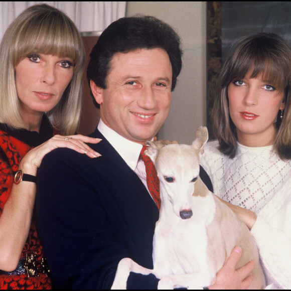 Michel Drucker avec son épouse Dany Saval et sa belle-fille fille Stéfanie Jarre en 1986 et leur chienne Zaza.