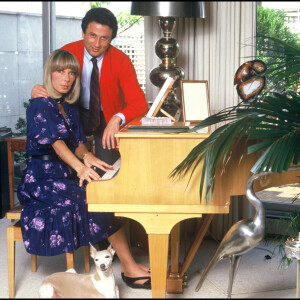 Michel Drucker avec son épouse Dany Saval chez eux en 1986.